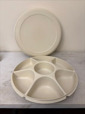 Tupperware Cream Sectioned Snack Server with Removable Lid